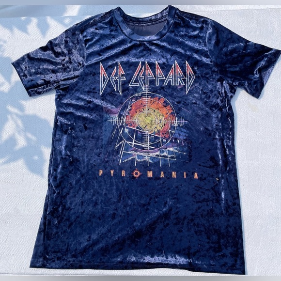 Velvet Def Leppard Short Sleeve T-Shirt - Picture 3 of 3